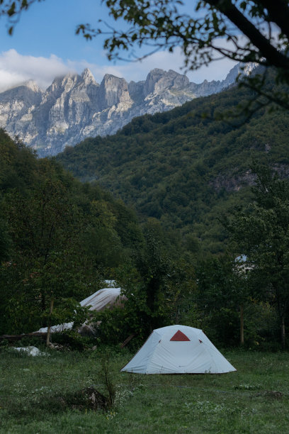 在瓦尔博纳的露营帐篷，阿尔巴尼亚的阿尔卑斯山图片下载