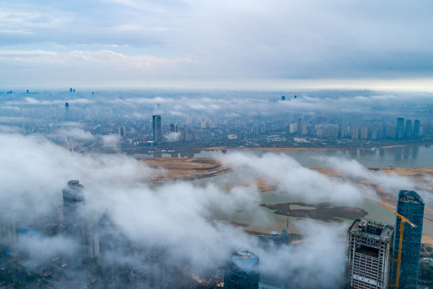 现代城市地标鸟瞰图，平流雾，上海，中国图片下载