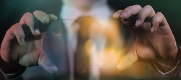 商人手里拿着一块透明的屏幕。图片下载