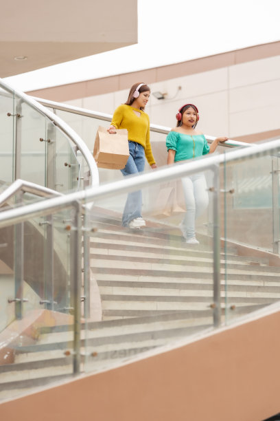 两个拎着购物袋的女人在商场里图片下载