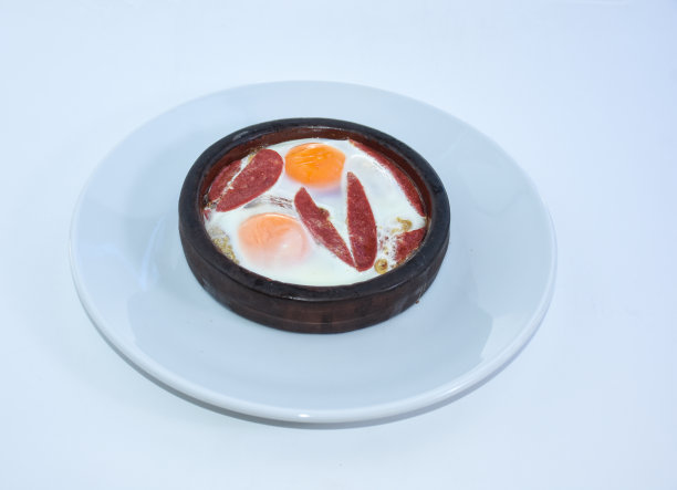 培根蛋砂锅配白盘图片下载