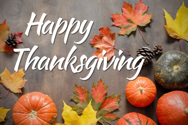 秋天的心情作文。木桌背景上的落叶和南瓜。感恩节快乐，秋意盎然。平铺，俯视图，复制空间。图片下载