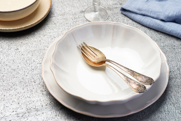 桌上放着空盘子和餐具。高角度视图。图片下载