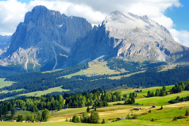 Seiser Alm，欧洲最大的高海拔高山草甸，背景是令人惊叹的岩石山脉图片下载