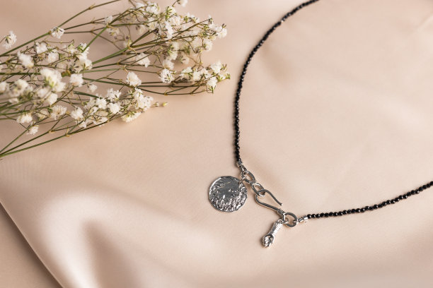 纺织背景上的手工珠宝。送给女人的礼物。女子珠宝首饰图片下载