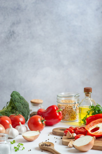有制作意大利面原料的烹饪背景。图片下载