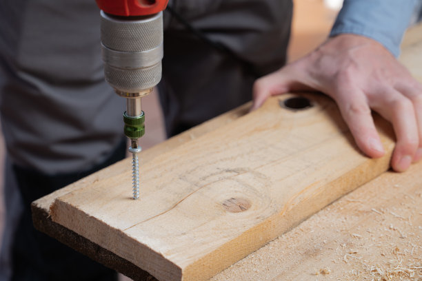 木匠正在制作木桌图片下载