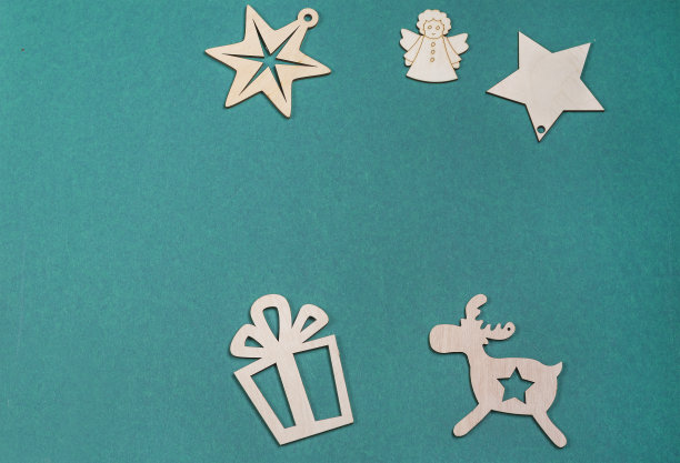 圣诞卡片与星星，天使和鹿与礼品盒。木制圣诞玩具图片下载