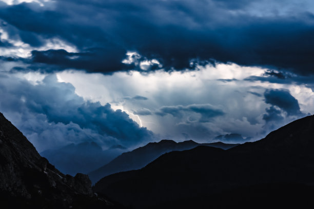 从法尔扎雷戈隘口露营者停车区观察到马尔莫拉达上空的深夜雷雨。Falzarego山口，Dolomites，南泰罗尔，意大利，欧洲。图片下载