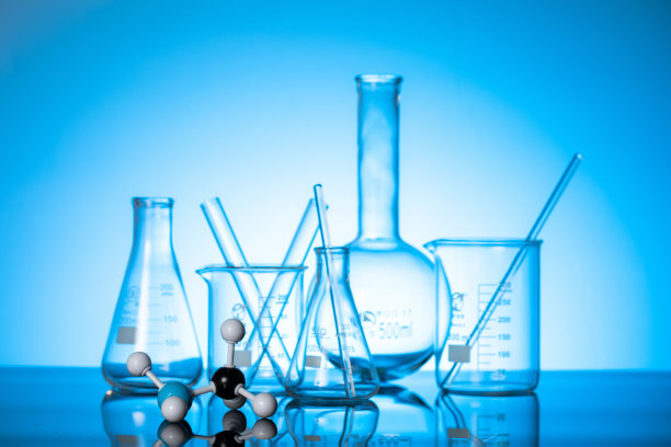 蓝色背景上的各种玻璃烧瓶和实验室设备图片下载
