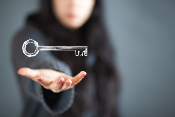 女人手里拿着钥匙图片下载