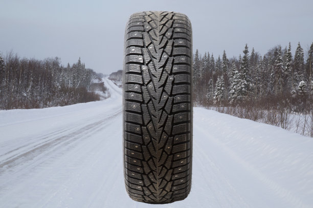 在积雪覆盖的道路上，冬季轮胎具有良好的轮胎轮廓图片下载