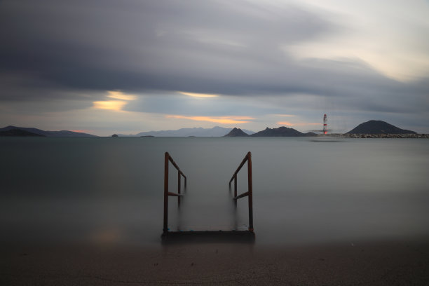 乡村海上废弃的木制钓鱼码头。海边小镇Turgutreis和壮观的阳光。长曝光拍摄。宁静的场景。图片下载