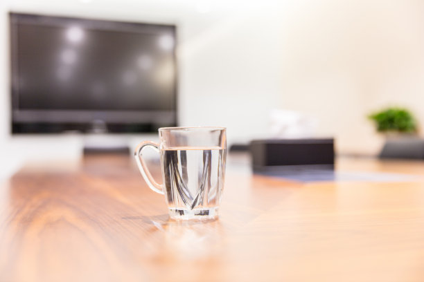 会议室的椅子，桌子上放着水杯图片下载