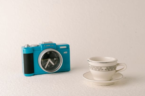 一杯带时钟的咖啡图片下载