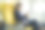 商务女性在飞机上使用手机工作。图片下载
