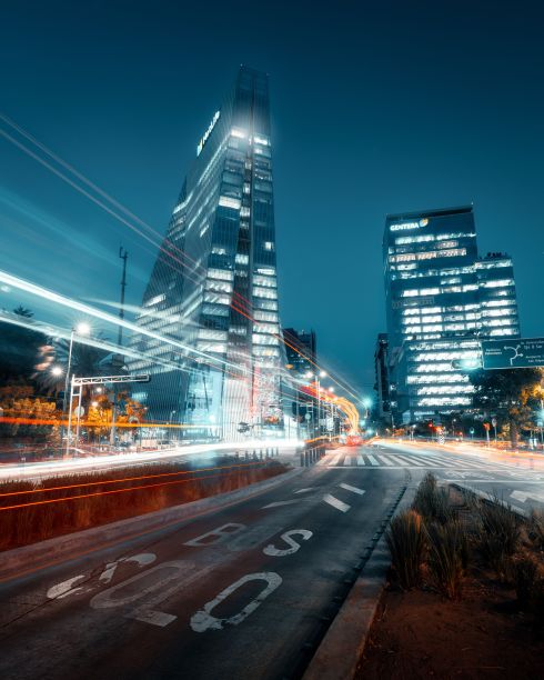 摩天大楼和灯光小径图片下载