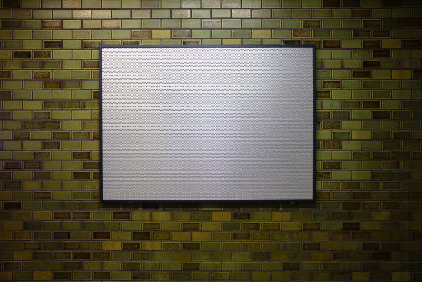 火车站砖墙上的广告牌。图片下载