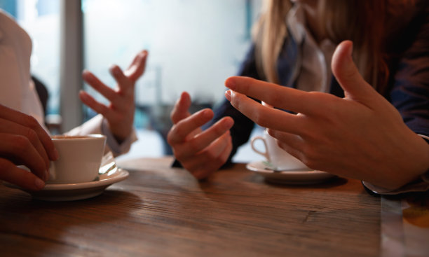 边喝咖啡边聊天图片下载