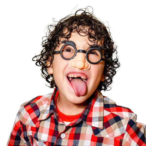 男孩做鬼脸图片下载