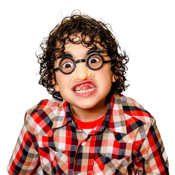 男孩做鬼脸图片下载