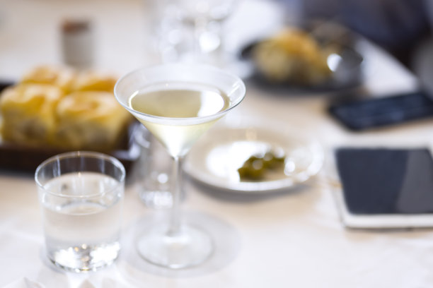 在商务会议上喝马提尼酒图片下载