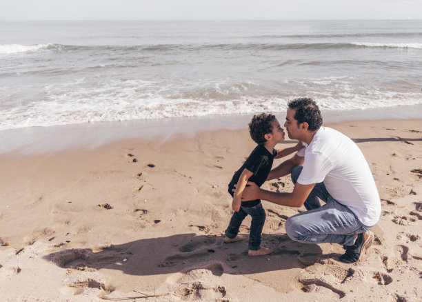 父亲和儿子在海滩上玩耍的漂亮照片图片下载