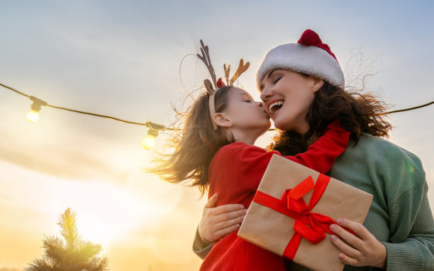 朋友们在庆祝圣诞节图片下载