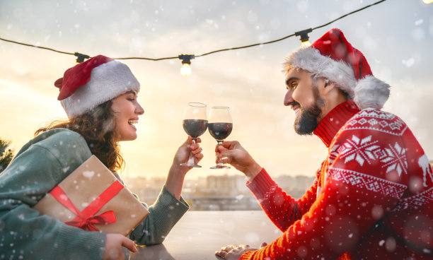 一对夫妇正在庆祝圣诞节图片下载