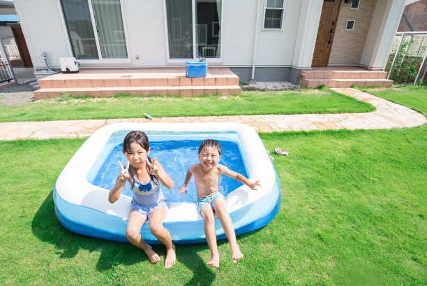 亚洲儿童在家里的游泳池里玩耍图片下载