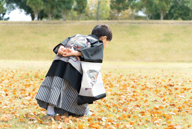 5岁的日本男孩穿着和服在七重山拍摄纪念照图片下载