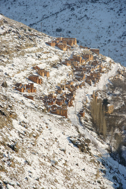 一个废弃的村庄。Zerdegum村庄。由于山体滑坡的危险，加济安泰普尼兹普区的一个被遗弃的村庄。雪下村庄的照片。图片下载