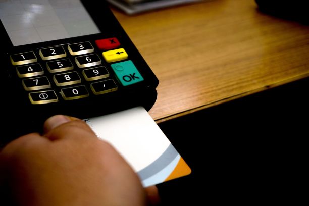 用信用卡付款的人图片下载