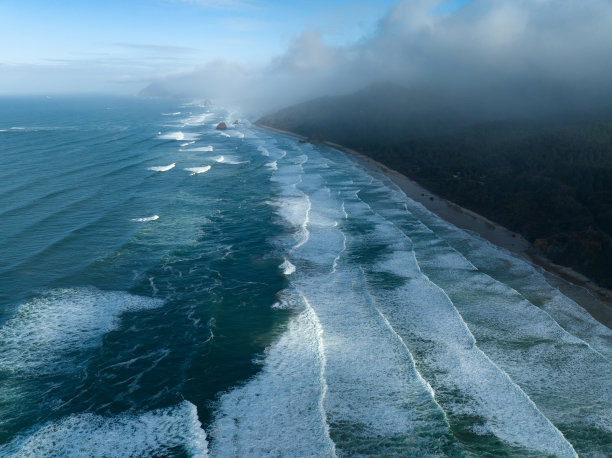 俄勒冈州风景优美、崎岖的海岸鸟瞰图图片下载