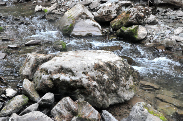 大石块在小山河河床的近景。图片下载