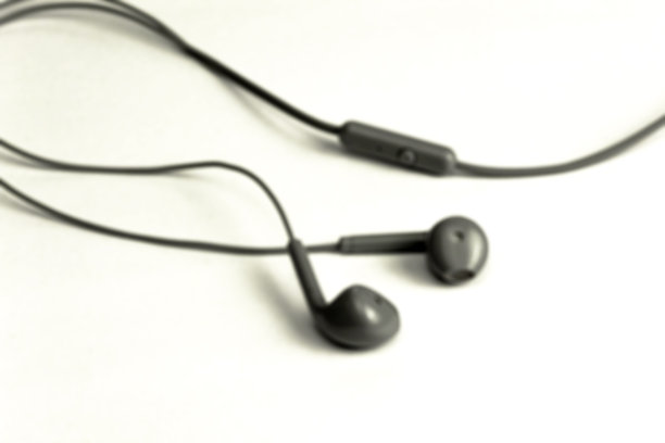 模糊耳机隔离在白色背景图片下载