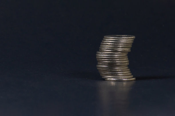 硬币，成堆的硬币在黑色背景，金融概念，营销概念。图片下载