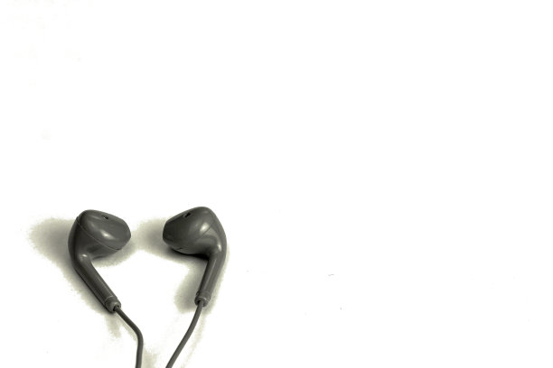 耳机隔离在白色背景，与负空间的文本。图片下载