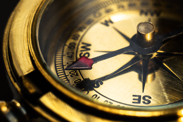 金黄铜罗盘指向南方图片下载