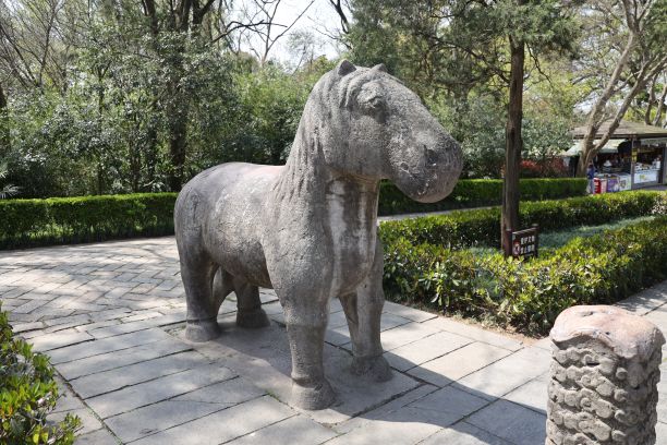 中国南京明朝皇帝墓中的马雕像图片下载