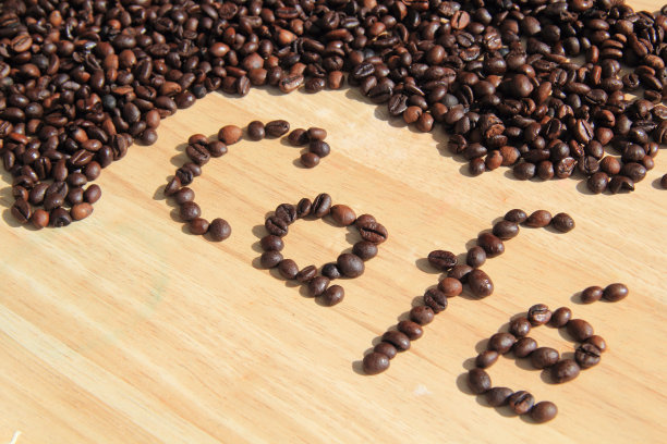“咖啡”这个词是由新鲜的咖啡豆写成的图片下载