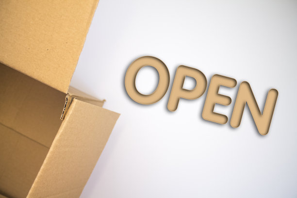 用纸板箱打开字。棕色折叠卡片盒。图片下载