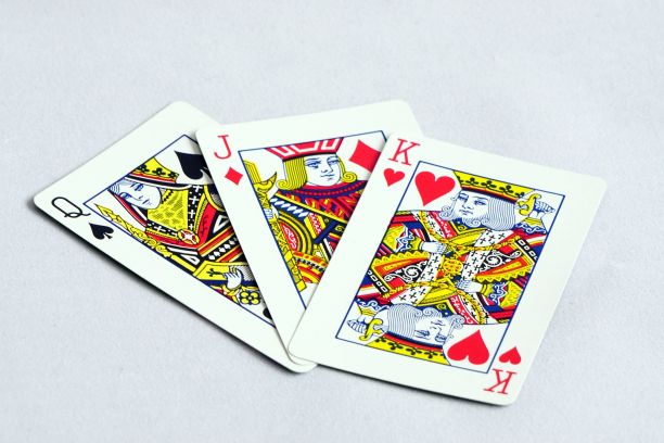 近距离观看三张扑克牌的灰色表面-游戏概念图片下载