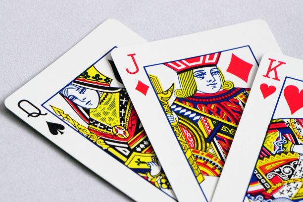 近距离观看三张扑克牌的灰色表面-游戏概念图片下载