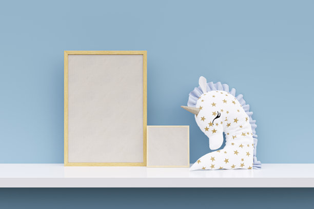 画框模型与独角兽枕头在蓝色的墙壁。3d渲染插图。图片下载