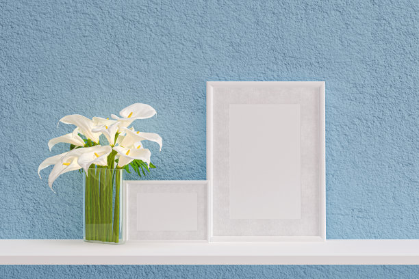 镜框模型与一个美丽的花瓶在蓝色的墙。3d渲染插图。图片下载