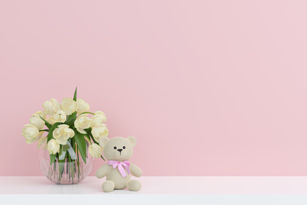 白色的架子上放着一只泰迪熊和一瓶花。图片下载