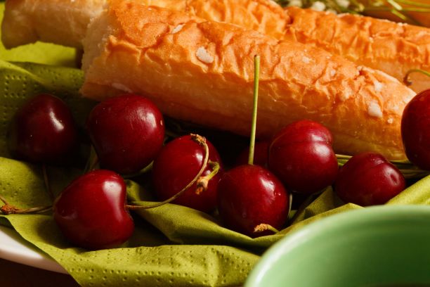 餐巾上樱桃和面包的特写镜头图片下载