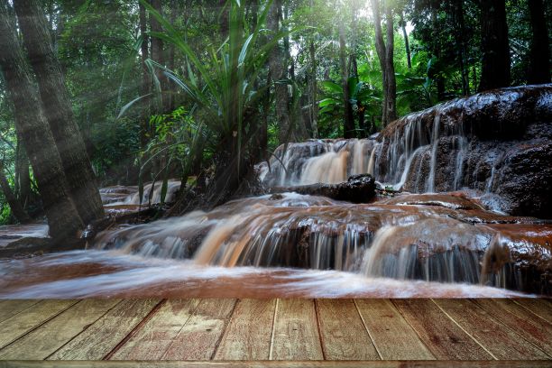 从门廊看森林中瀑布的3D渲染图图片下载