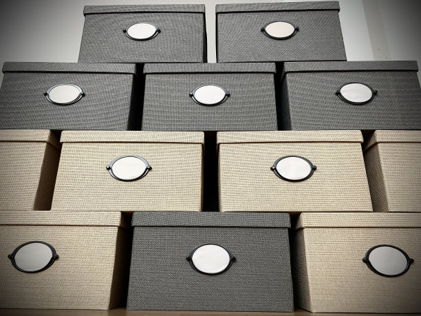 有白色空标签的盒子的特写站在一排图片下载